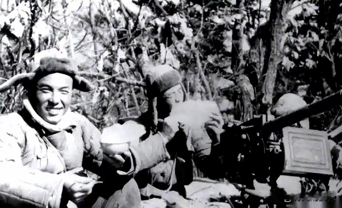 1952年朝鲜战场震撼一幕！13个“野人”走出山林，一张烂纸片看哭全军
 
19