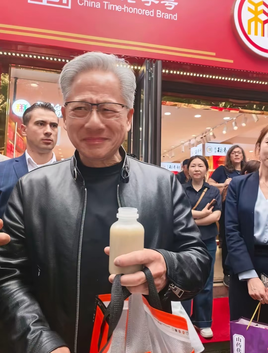美国记者喝北京豆汁的表情我光是打这段话都要yue了，我觉得豆汁就是一股胳肢窝味。