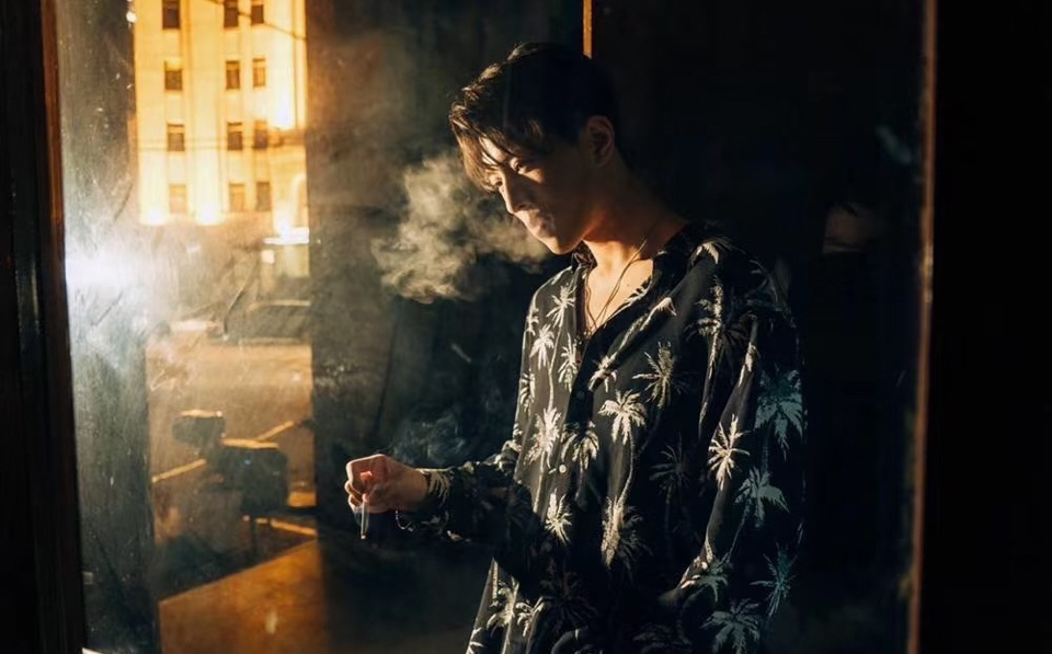 🍁 对你有9分喜欢，再看一眼就一眼，就十分喜欢了！这样的邱邱很不一样呀🥰