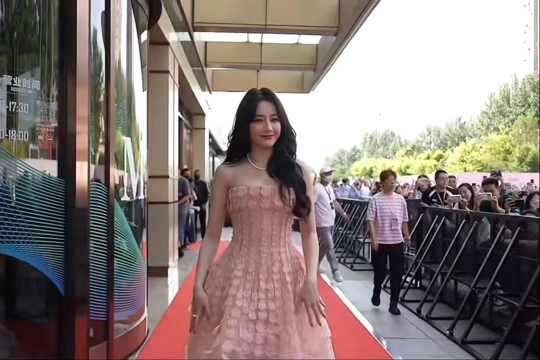 迪丽热巴水蜜桃公主这个妆造好好看，粉嫩粉嫩的，一眼看过去，就是肤白貌美大长腿还很