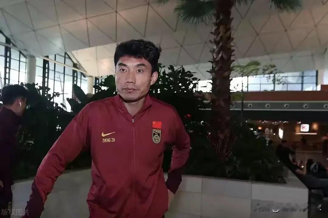 异常低调！国足抵达日本，让人三大不可思议：
1. 不可思议，这一次没有像原来那样