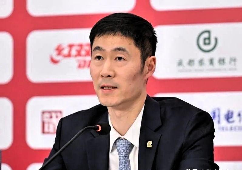 主力太累，

新人没机会，

对手早变了。

《工人日报》3月26日那篇评论，不