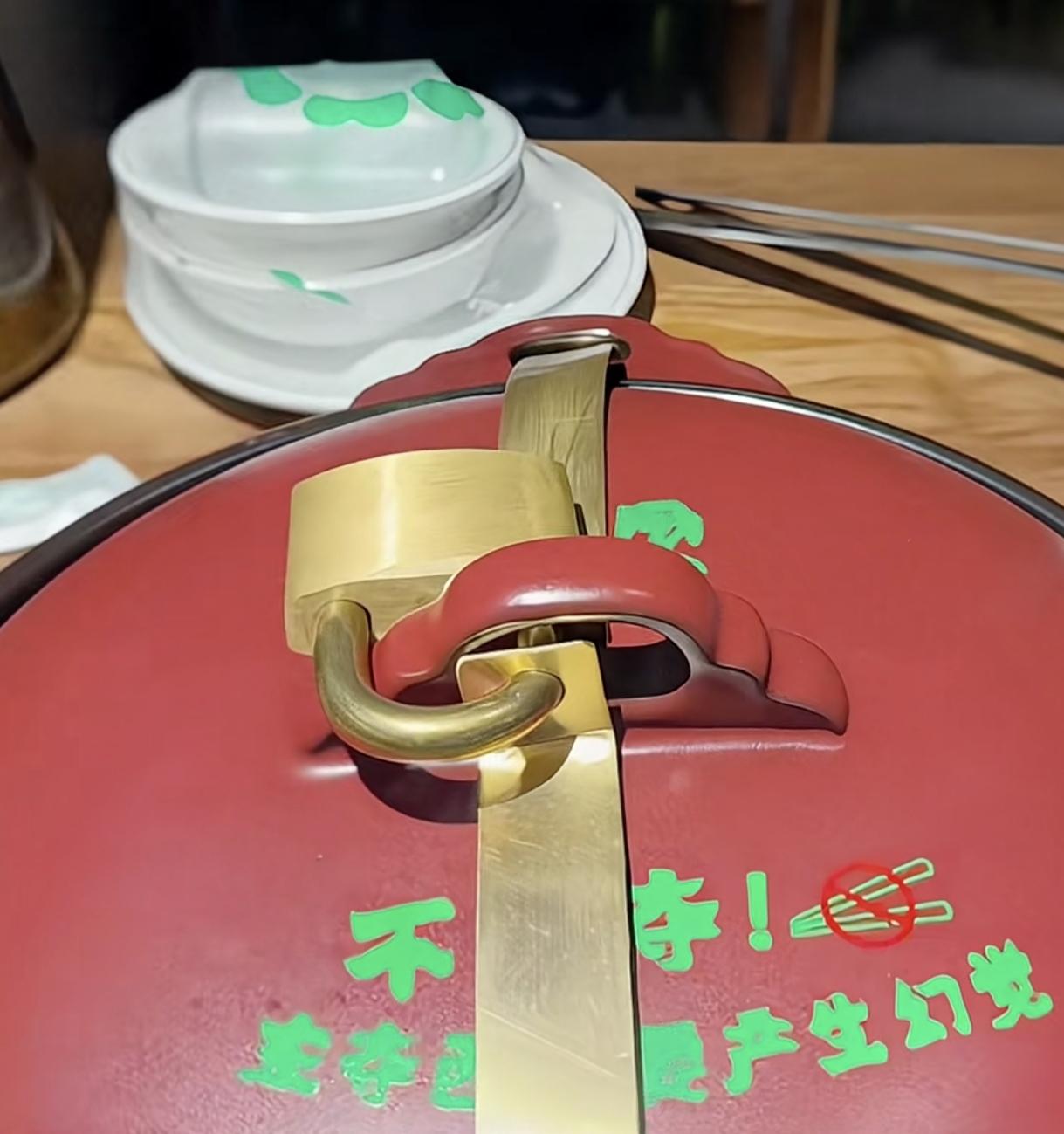 每一个离谱操作的背后  
都有一个更为离谱的故事
餐厅为了防止顾客提前吃菌子，居