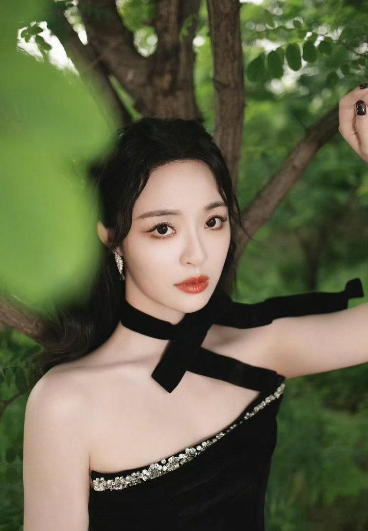 李莎旻子成为歌手居然已经十年了从《小虾》走到《杀不死的花》，整整十年坚持音乐创作