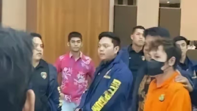 中国国际刑警重点通缉的柬埔寨电诈头目郑荣锦，在印尼雅加达的机场被警方成功抓获。 