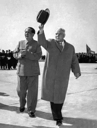 🙏请停留几秒，为伟人点个赞送朵花💐
《毛主席的伟岸风采》
在历史的长河中，有