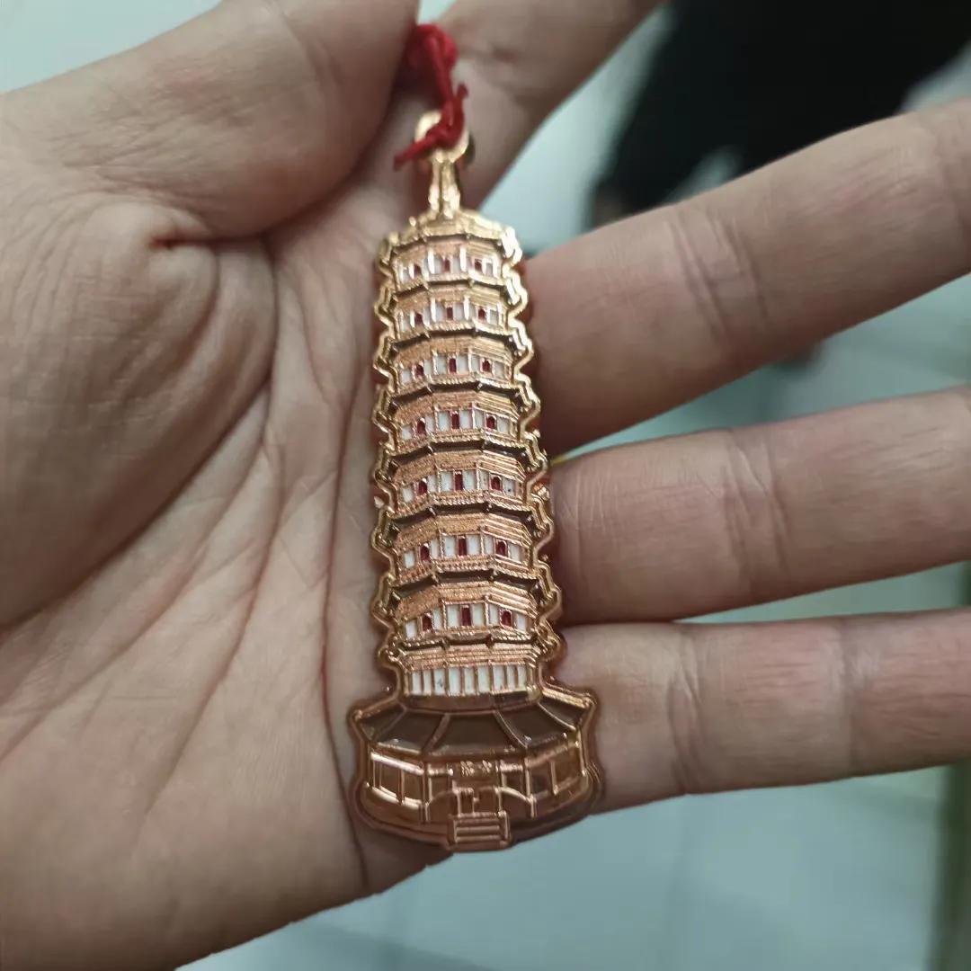 去广州六榕寺买的文创一直带在身上，仿佛有了它在，王勃就一直都是身边，每天都会睹物
