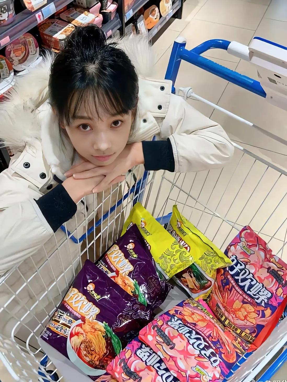 1.辛芷蕾和粉丝聊天太接地气了，她说努力减肥，每天跑7公里，结果不仅没瘦还胖了两