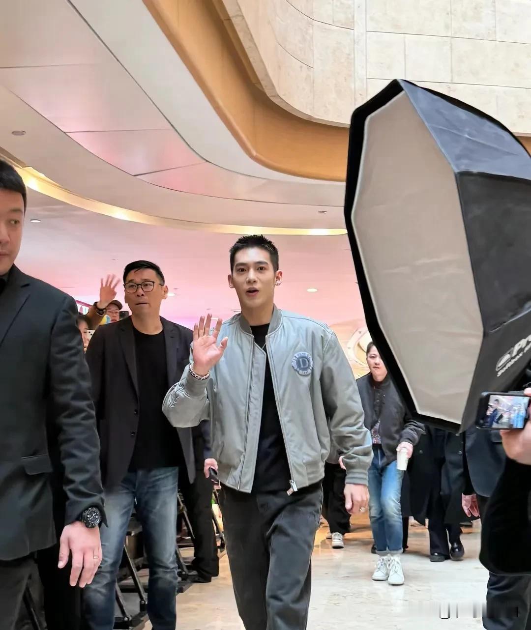 于适的脸，浓颜中的淡颜，淡颜中的浓颜，所以他不管么样的造型，都从来不会让人觉得违