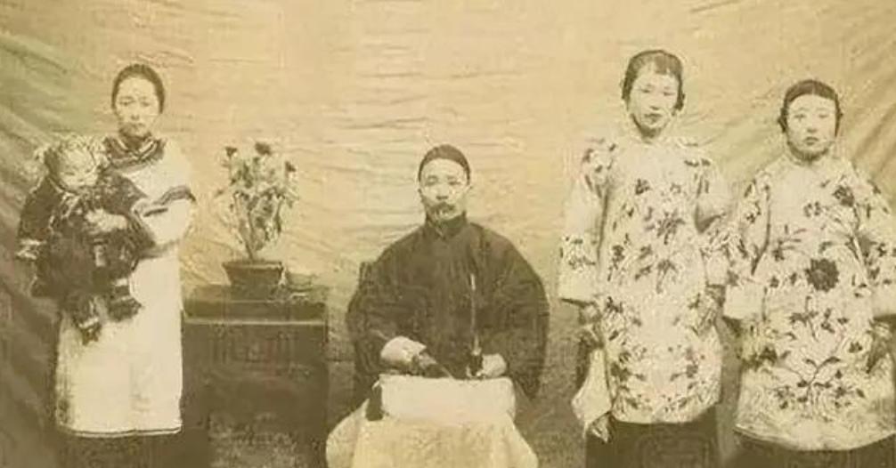 1904年，通房丫李氏，站着侍奉丈夫与正妻长达33年。这日，她正在盛饭。谁知，管