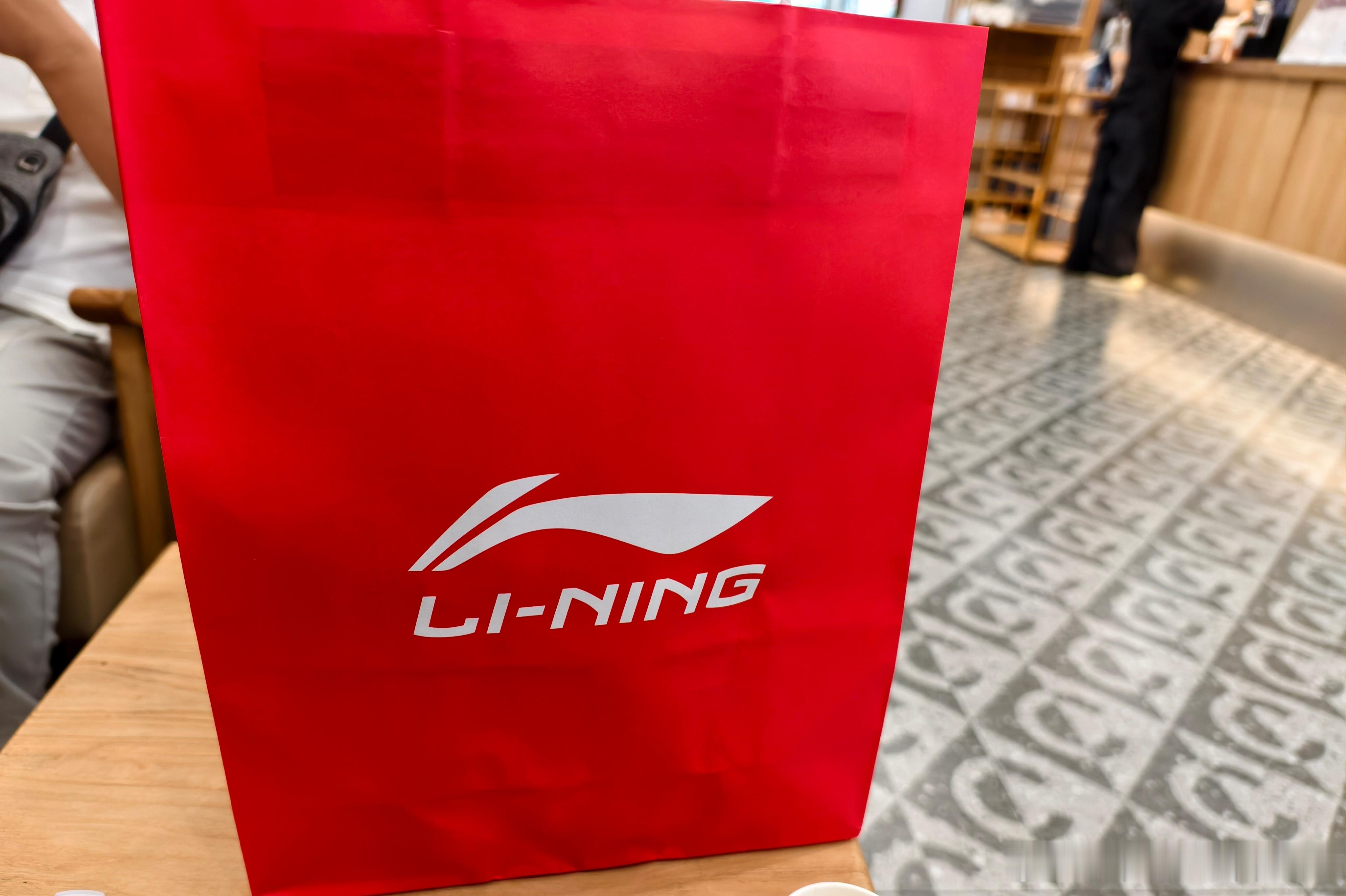 出差给客户擦屁股，结果还要去善后，据说明后两天厦门速冻，紧急采购加绒加厚卫衣 