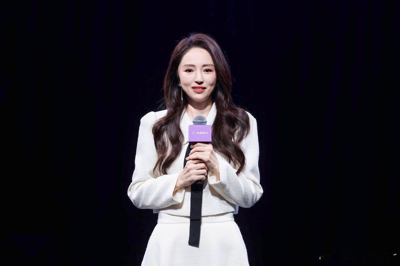 晕车也要遗传的可爱母女！董璇分享的育儿点滴，都是生活中最动人的温馨时刻。 