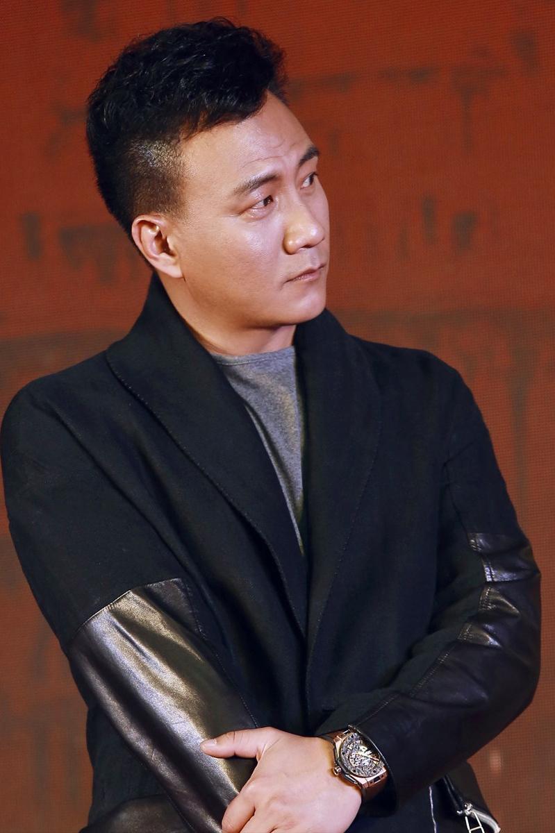 演员，胡军，上中戏的时候，去食堂打饭，一个女孩掏来掏去，就是掏不出来饭票，嘟囔着