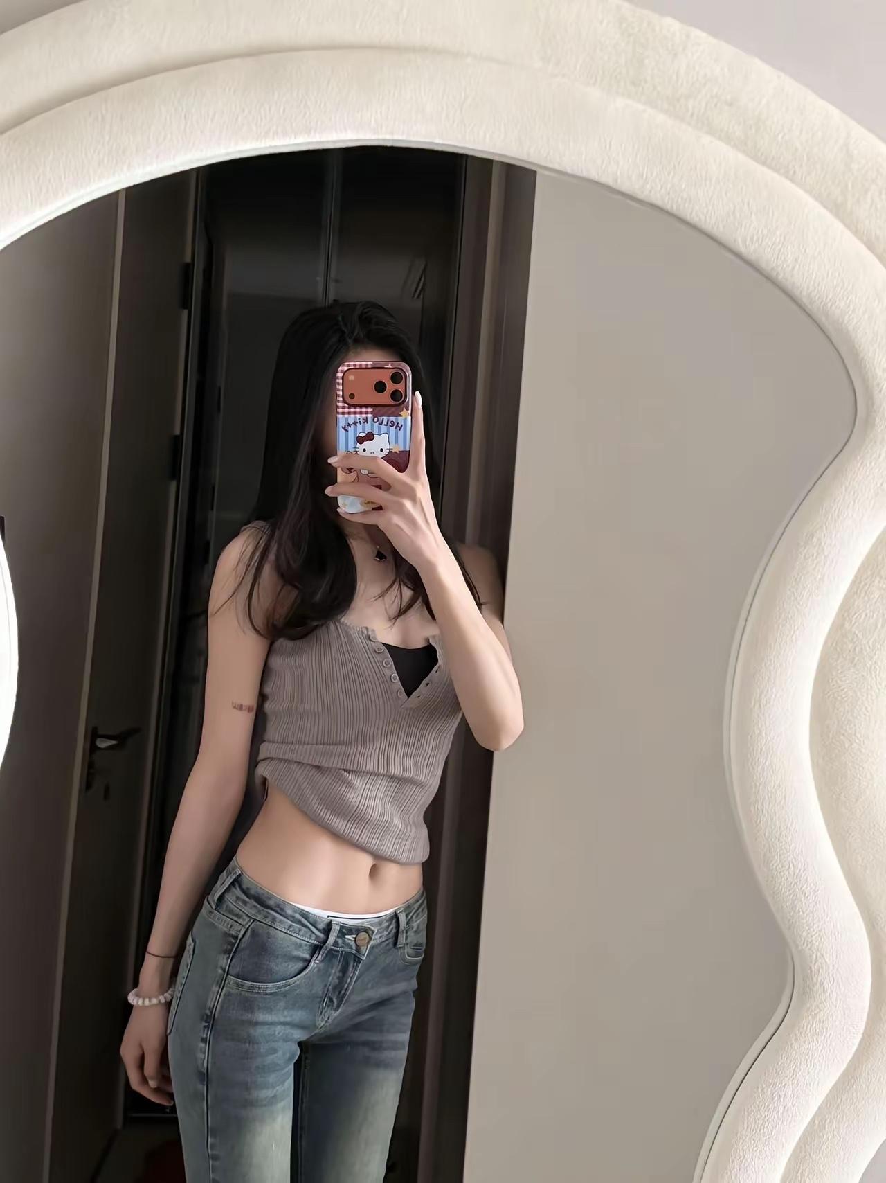 看照片
如果不考虑颜值、气质的情况下
只看身材的话
照片上的美女
如果满分100