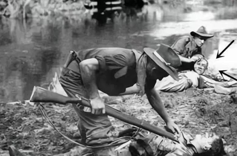 这是一张令人非常解气的照片！1945年6月文莱战场上，一场激战过后日军被澳军全部