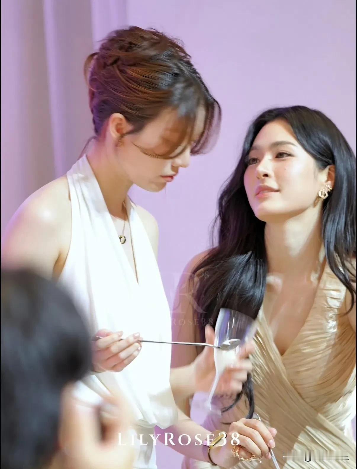 这眼神能说邝玲玲不爱吗？
也可能有演的成分，
毕竟是演员嘛，
但cp粉相信是真爱