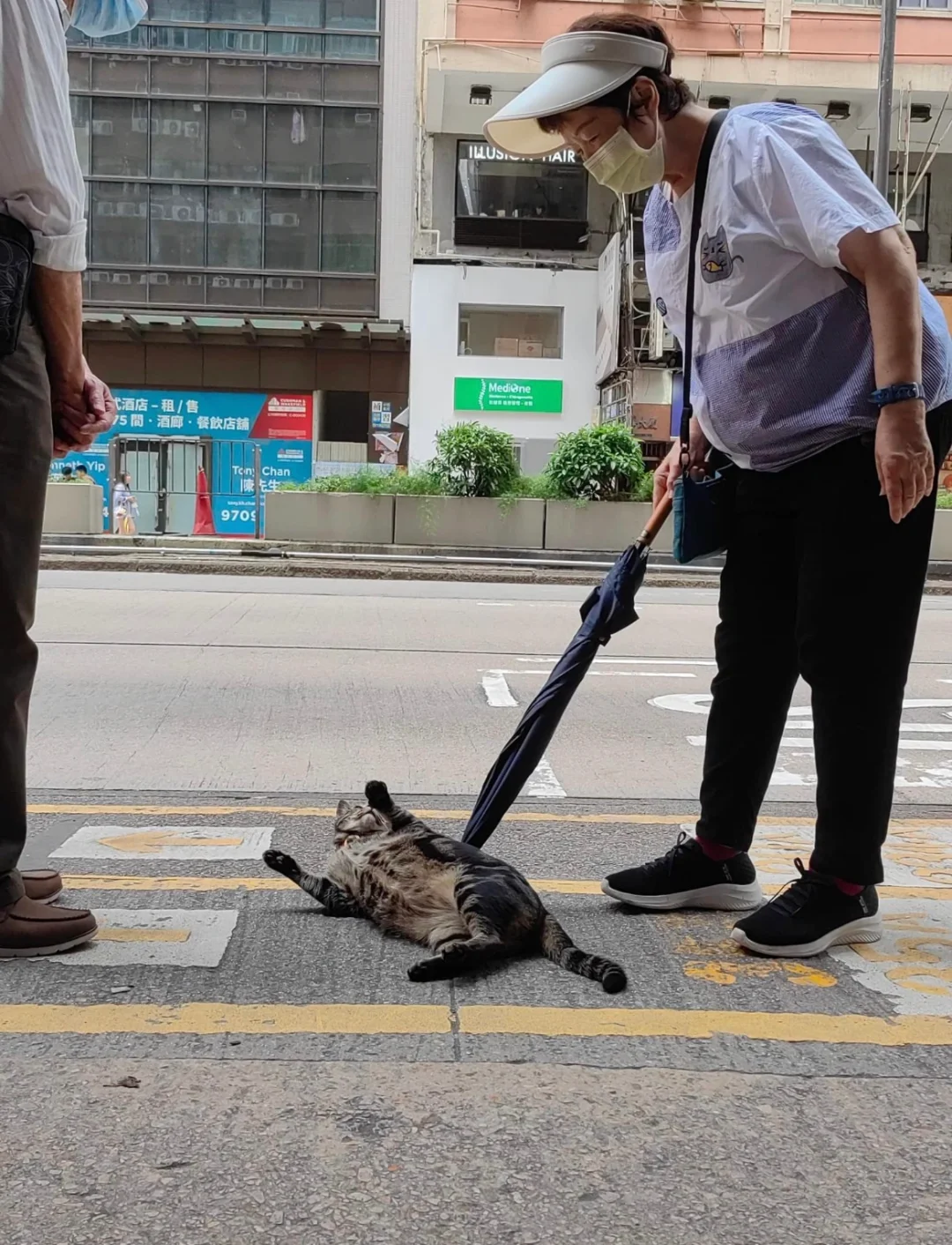 婆婆叫阻B返入舖頭，冇阻人排隊等巴士