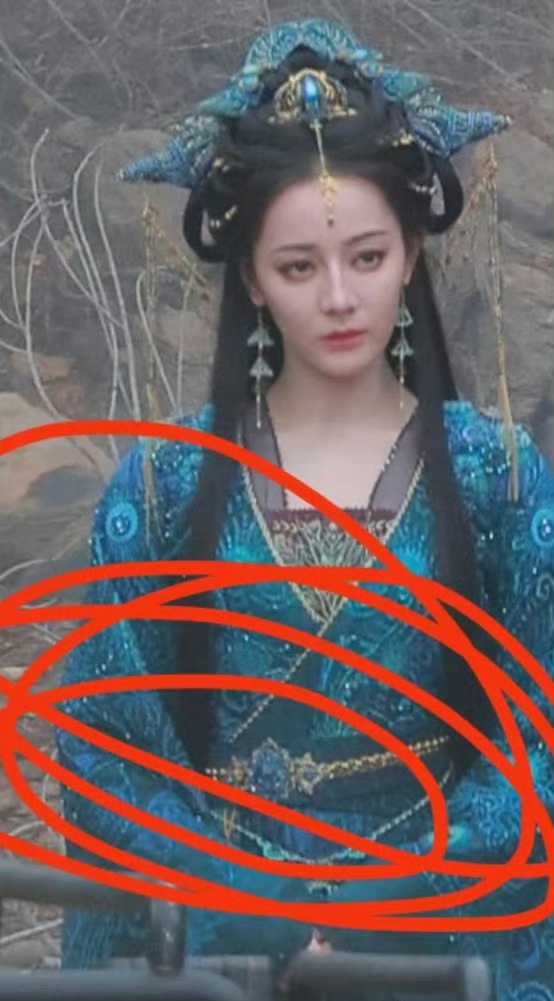 迪丽热巴的妆造运真的无敌了……好丑的衣服和妆造 ​​​