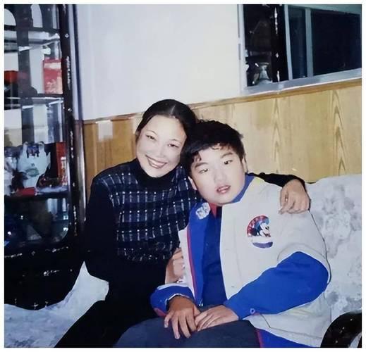 她是武汉女教师，在医院生下一个小男孩。谁知，丈夫突然在她耳边说，把氧气管拔掉吧，