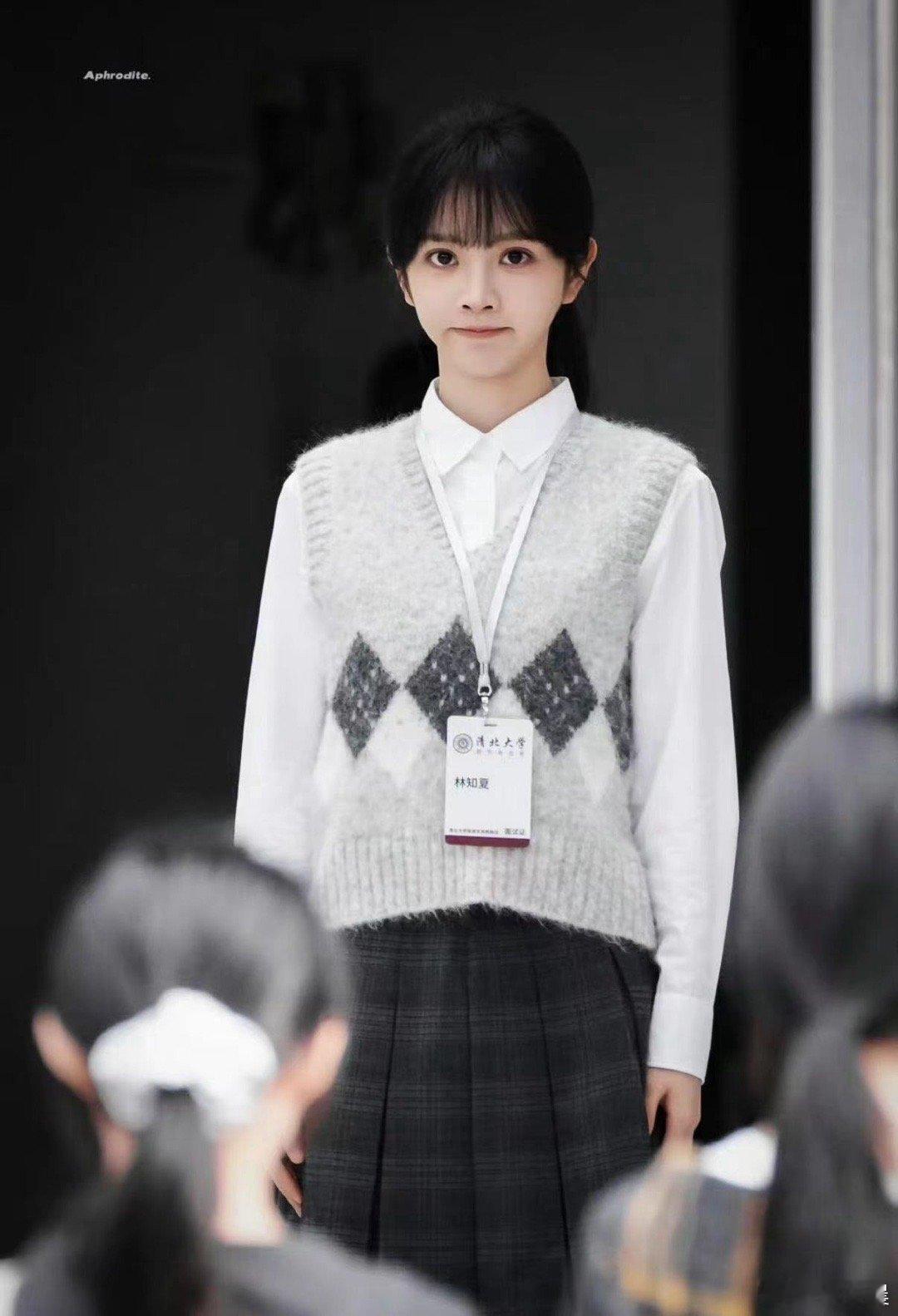 田曦薇在《天才女友》里，那表现超绝。披发甜得恰到好处，让人着迷；挽发飒得与众不同