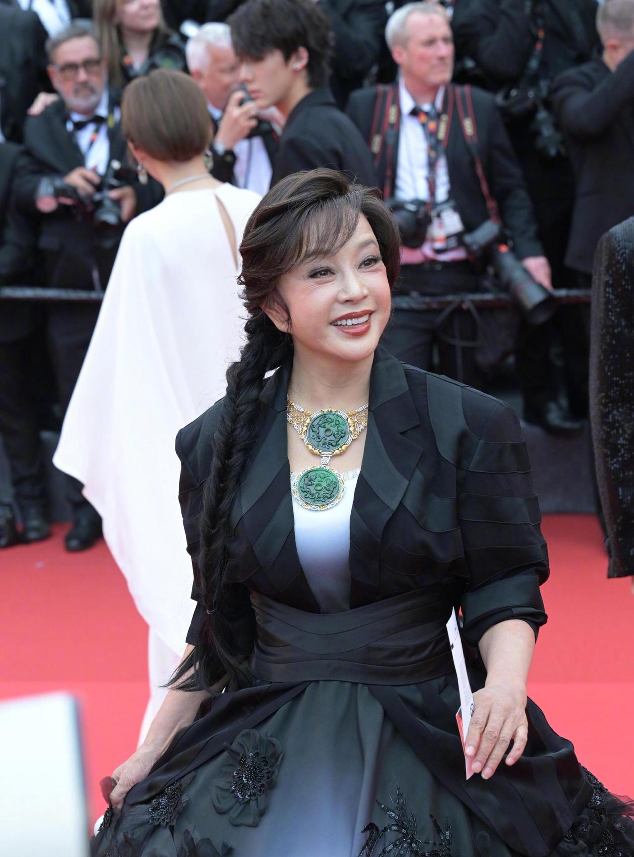 刘晓庆这是要杀进短剧圈？

剧本攥一堆，还非得自己改，

这气场内娱真没谁了！