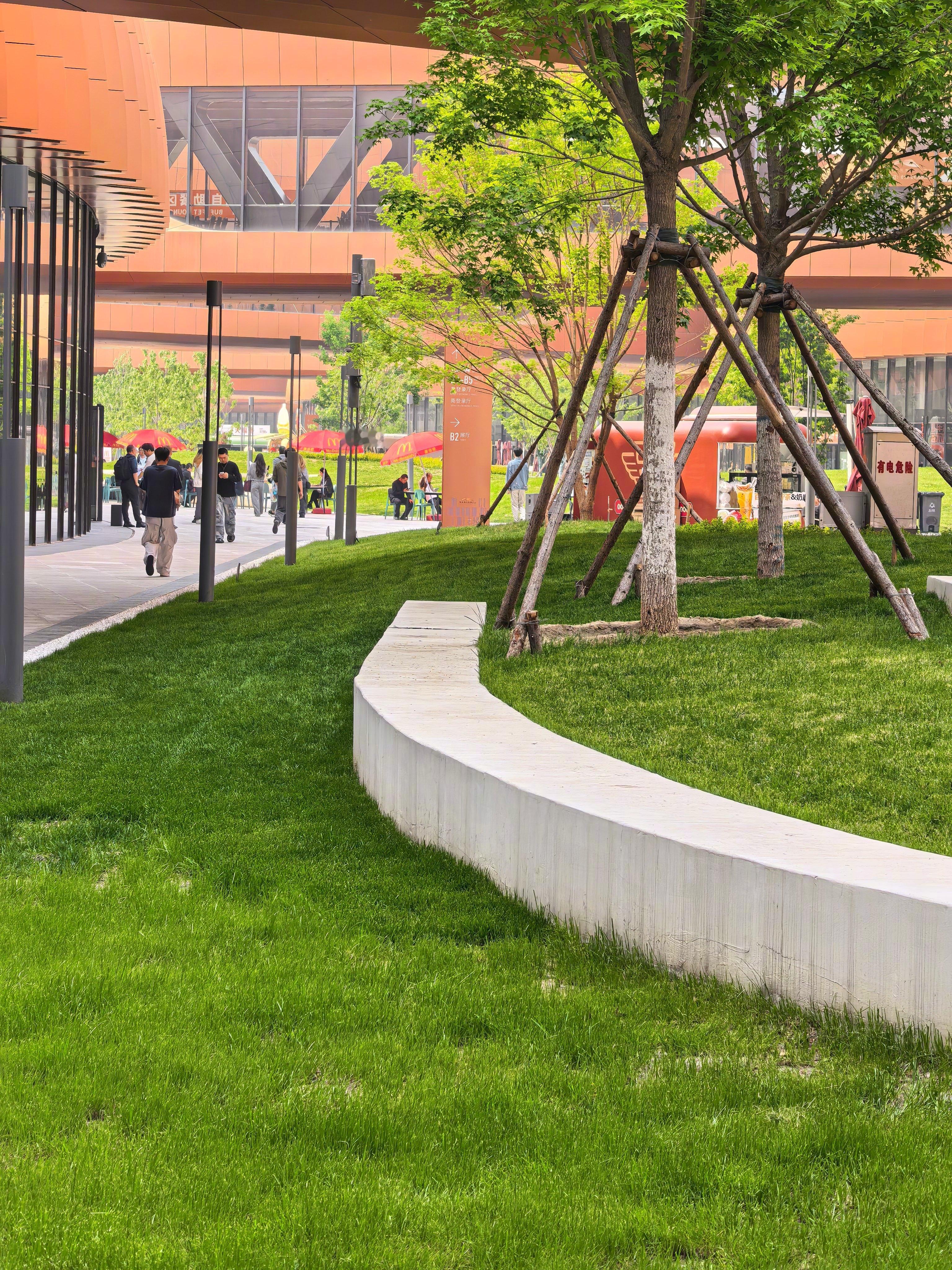 北京车展，过于巨大，人不多全是车。 