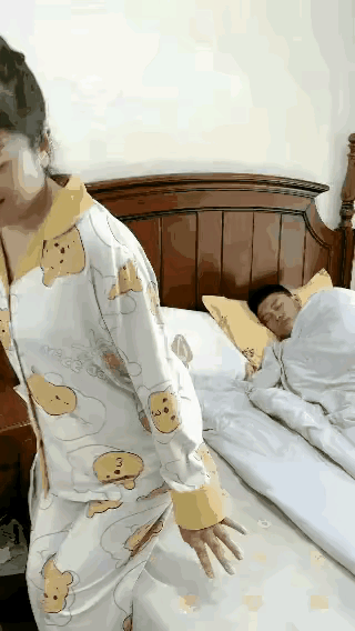 娇美的妻子洗完澡上床，丈夫惊恐逃窜，有谁猜到男人到底在怕啥？

夫妻趣事