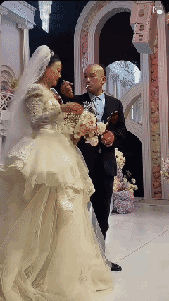 婚礼上挨打，
太不给面子了！
但是这应该只是开始，
估计以后挨打受气会成常态！