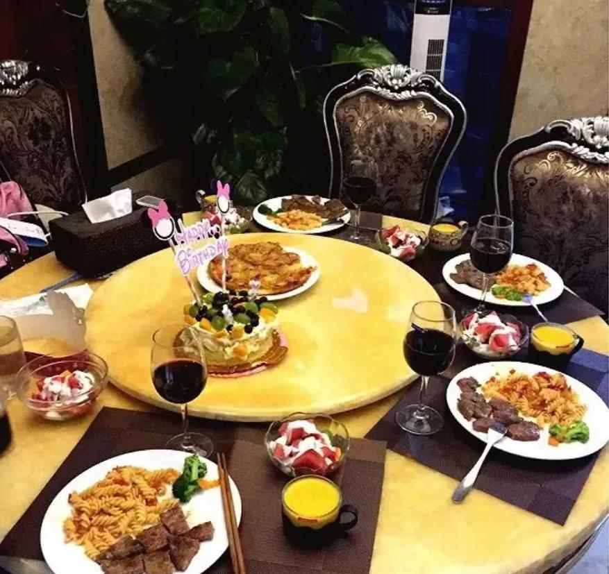 “一场朋友间的生日聚会，因为酒精和疏忽，最终演变成了一起悲剧——一名男子醉酒后跌