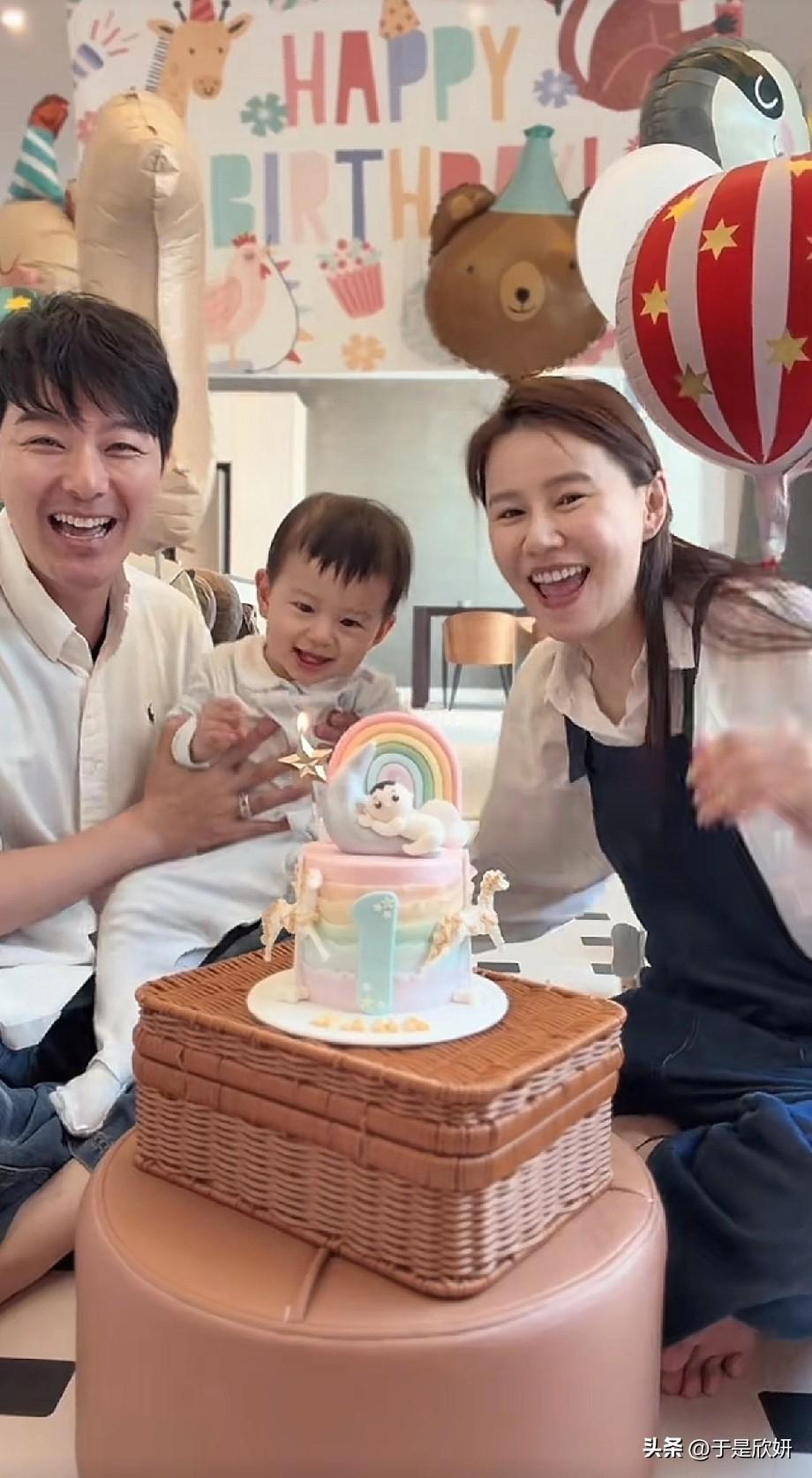 TVB模范夫妻萧正楠、黄翠如，终于晒出了儿子的周岁宴全家福！
照片里，一家三口围