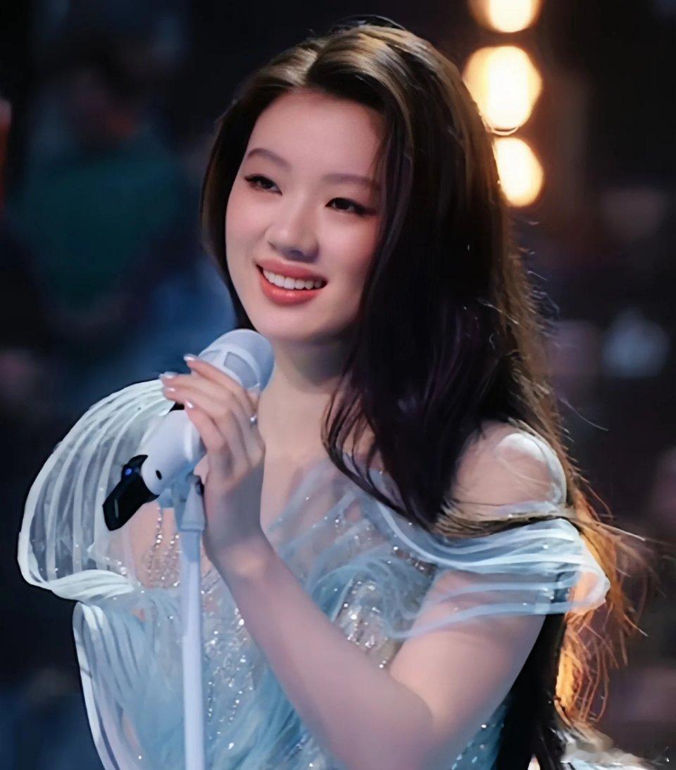 恭喜单依纯斩获东方风云榜最佳女歌手！《纯妹妹》入选十大金曲，《还有什么更好的》舞