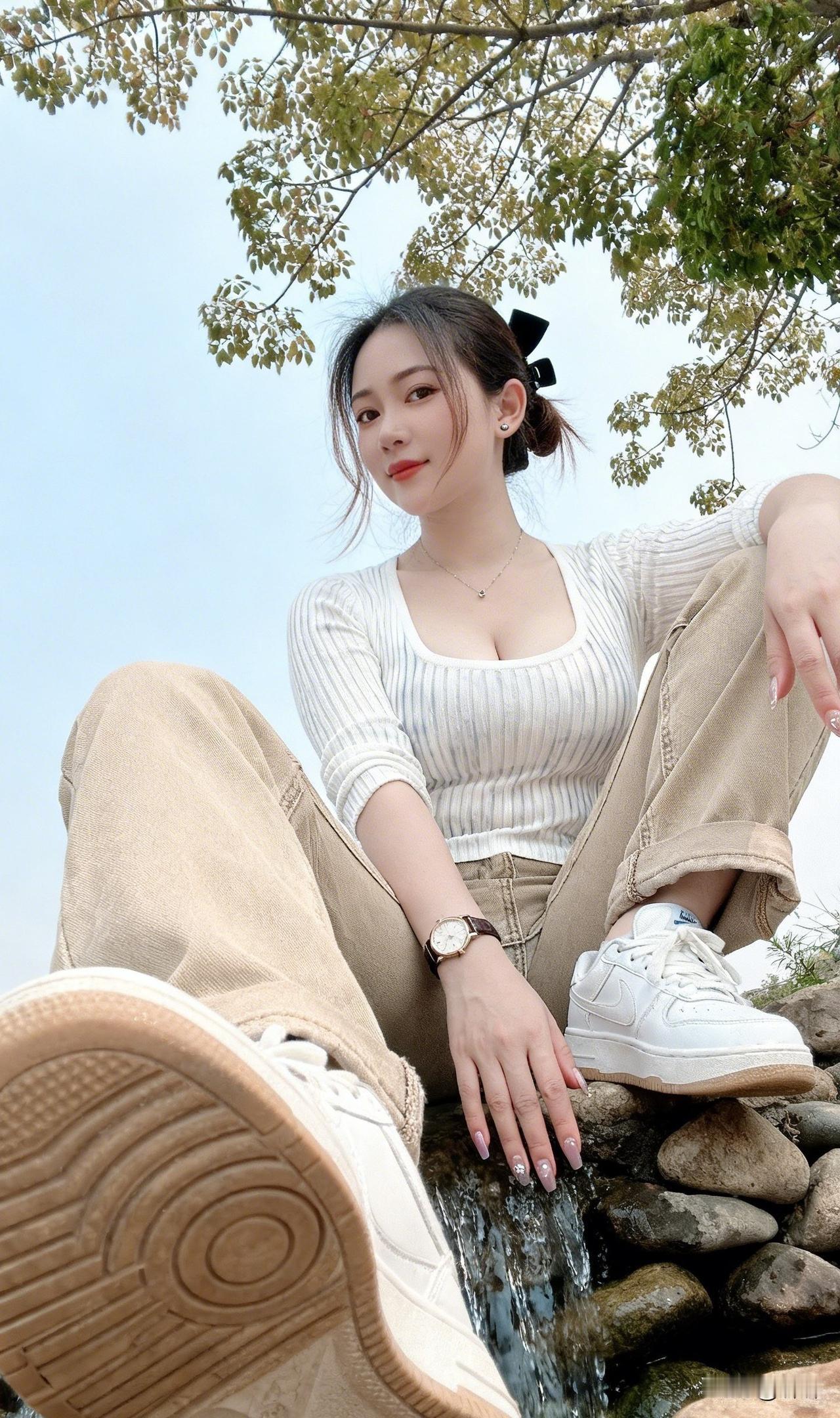 曾经以为会永远在一起的人，现在连问候都显得多余不常联系的好友 无话不谈的好友 永