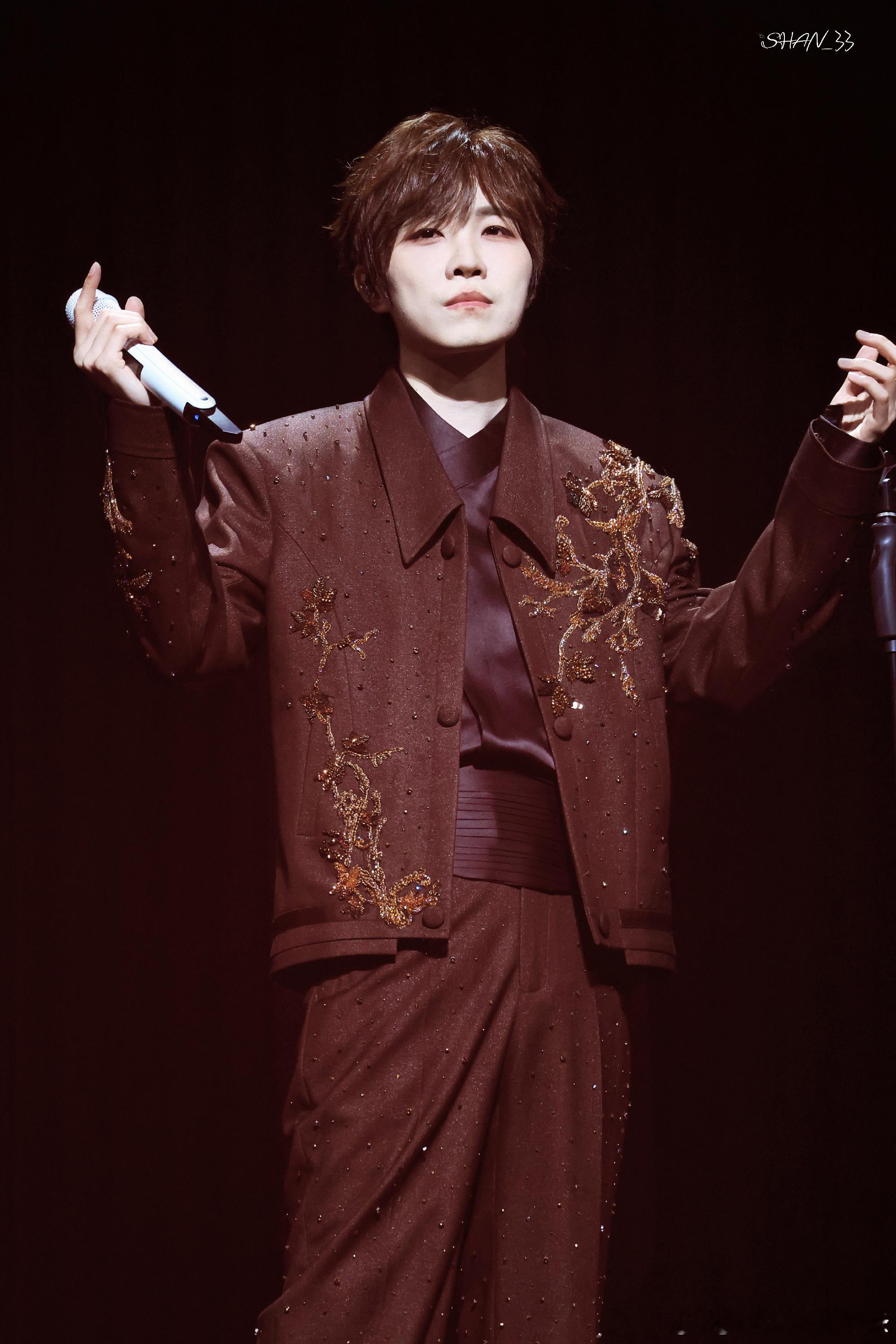 徐良徐良不仅有曲库还有题库徐良题库又更新了别家演唱会沉醉歌声之中，徐良现场直接开