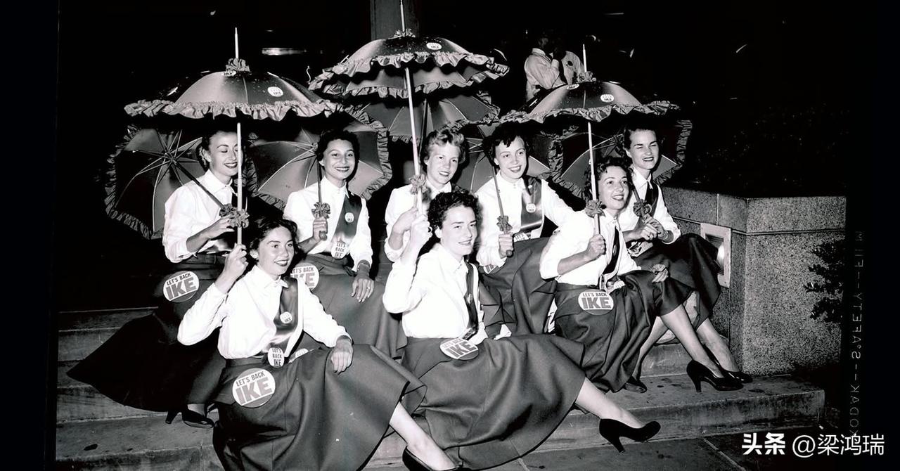 1952年美国总统竞选期间，几位女士正伴随着艾森豪威尔-尼克松竞选团队的官方花车