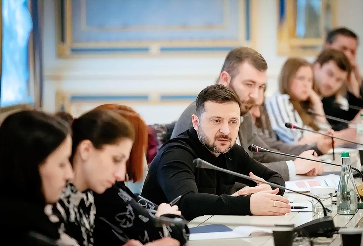 俄乌冲突打了这么久，两边一直僵着，最近乌克兰突然主动出招，连着放出三个关键动作想