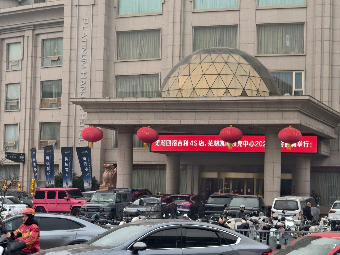 为什么酒店床上要放四个枕头因为有人喜欢软的有人喜欢硬一点的枕头，即便是这样还是遇