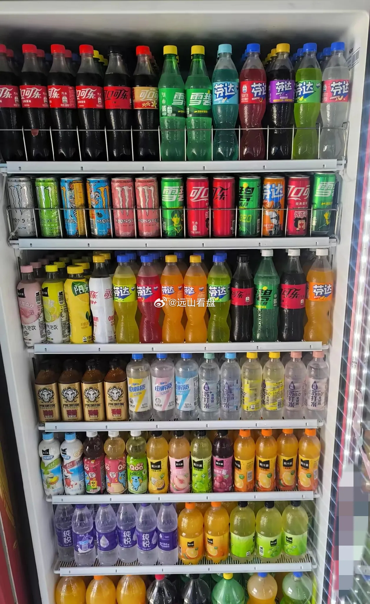 难怪今年碳酸饮料销量下滑。和小卖部老板闲聊才知晓，并非大家买不起，而是越来越多人