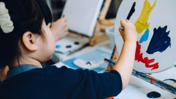 国家发展改革委发布的《关于在全社会推进儿童友好建设的意见》，核心在于将“儿童视角