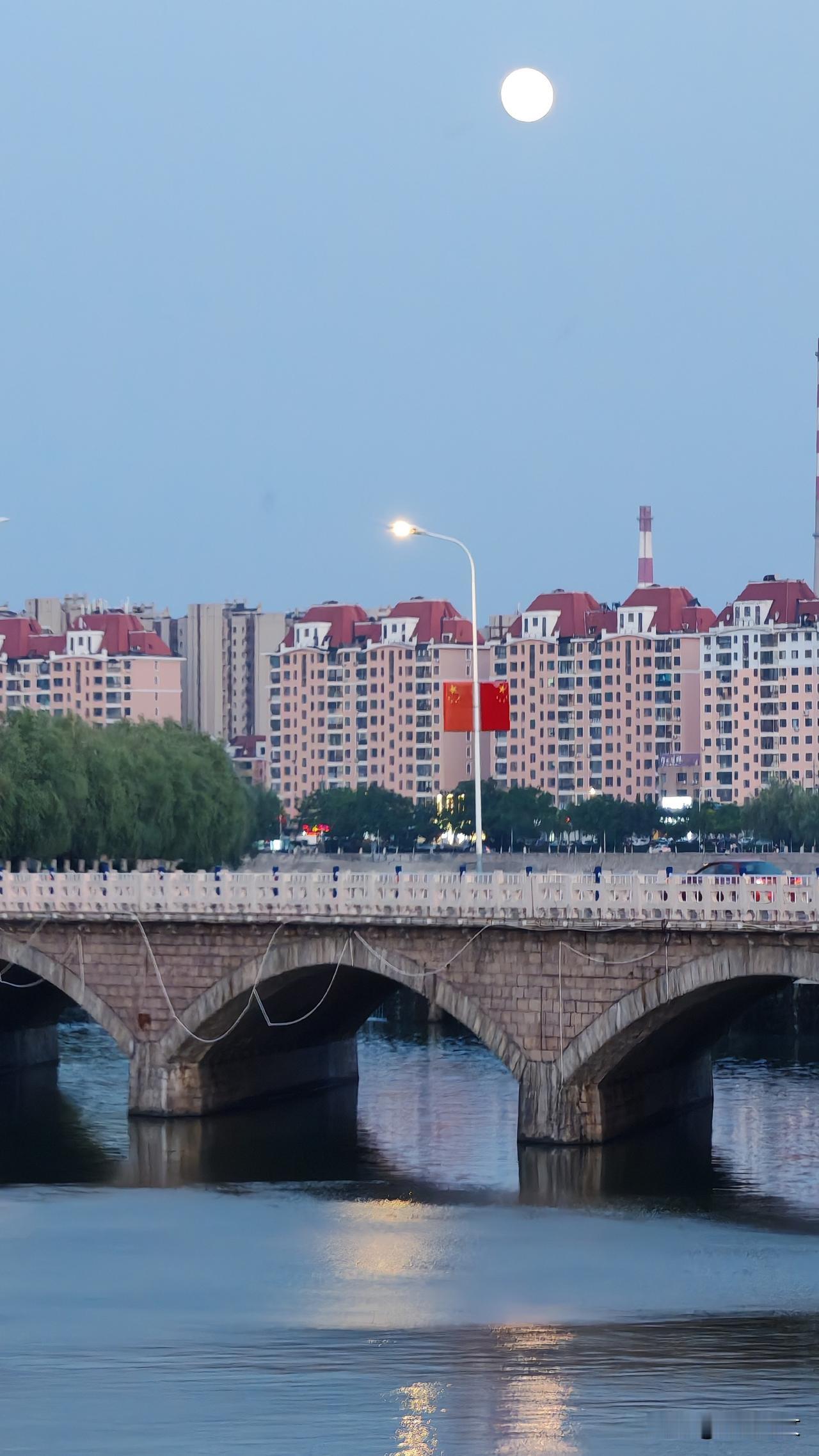 分享一张夜晚的随手照片夜幕降临下的河景房