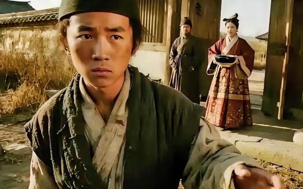 朱元璋问一个地主婆：当年到你家要饭，为何给我馊饭？地主婆反问：饭是稀饭还是稠的？