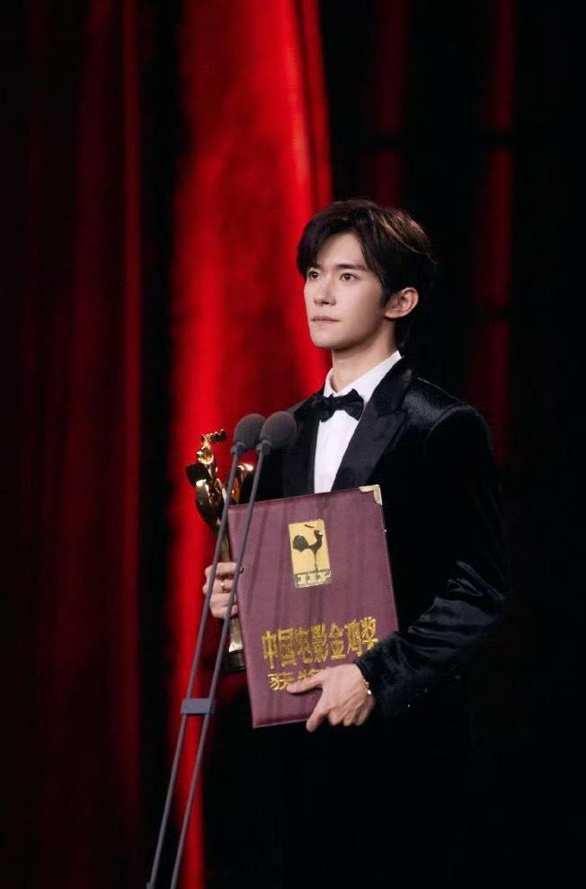 刚刚结束的金鸡奖热门话题真的是一个接着一个，如：易烊千玺的获奖感言、钟楚曦金鸡奖