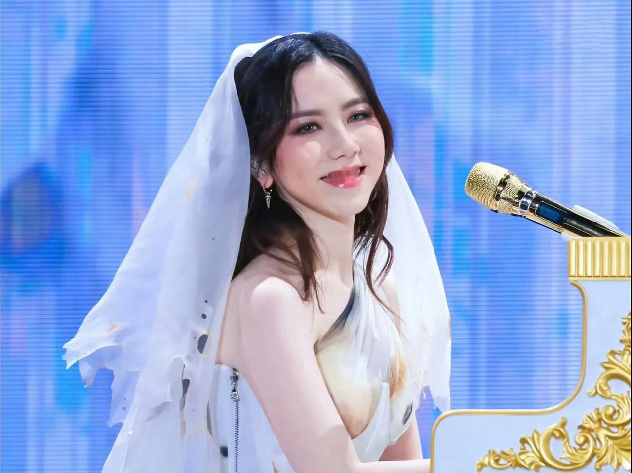 邓紫棋都被惊得要哭了！
1月4日，邓紫棋世界巡回演唱会2.0广州站，现场热闹非凡