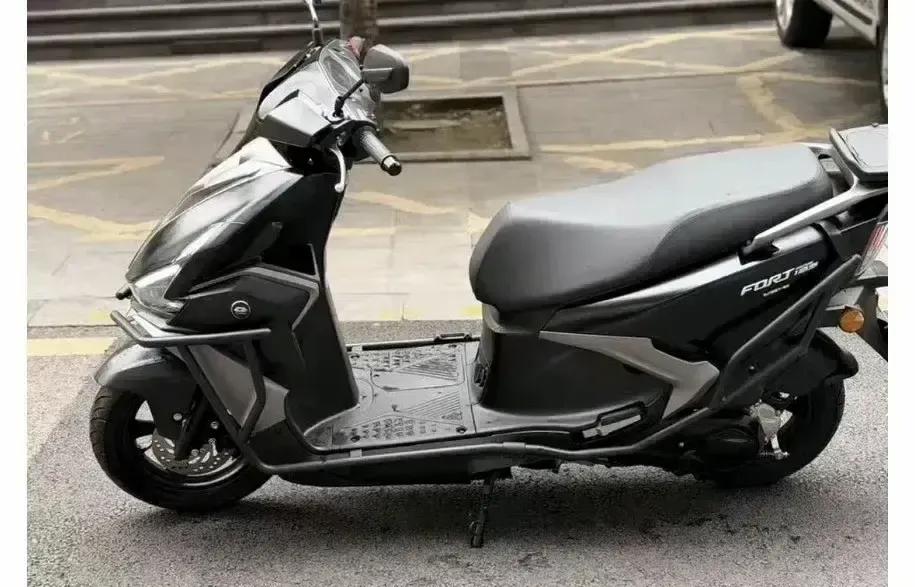 两千块把旧摩托出手，对方拍胸脯说三天内去过户，结果车刚骑走就翻脸，说发动机抖得要
