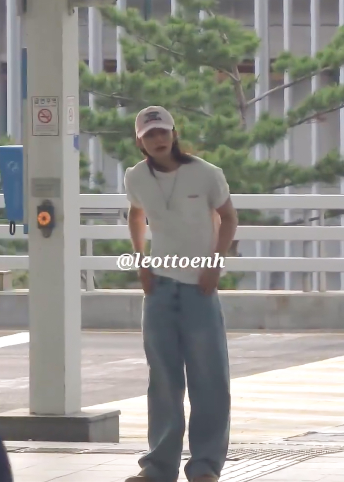 这真的会被认成女爱豆的程度吧……小头小脸还有窄窄的胯 头发也长到可以被风吹起来了