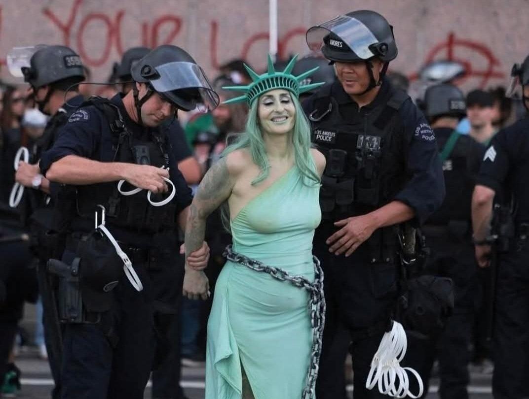 洛杉矶"No Kings"集会被逮捕的女士 ​​​