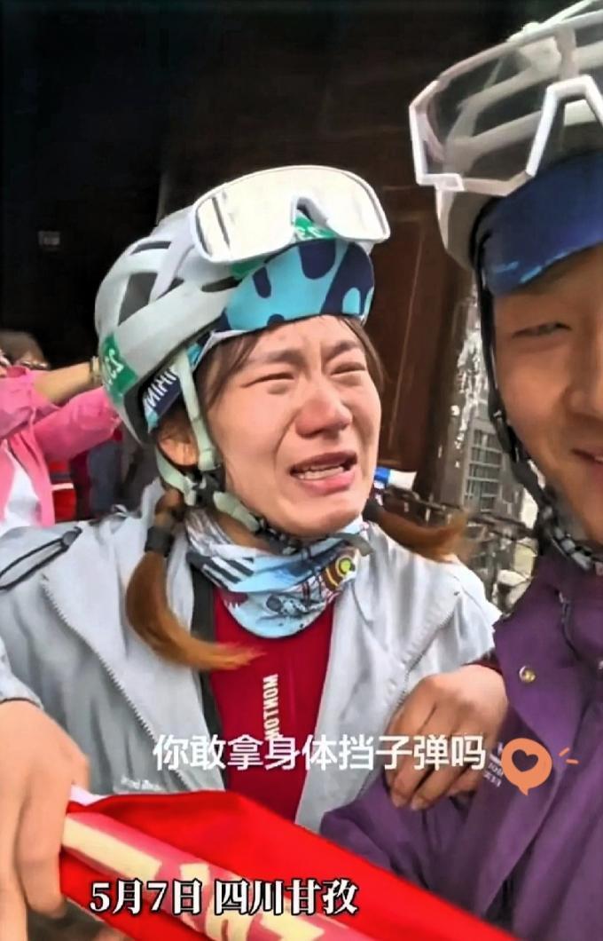 绷不住了！四川甘孜，一对夫妻在旅游时来到了泸定桥上，妻子走到桥边，往下一看，突然