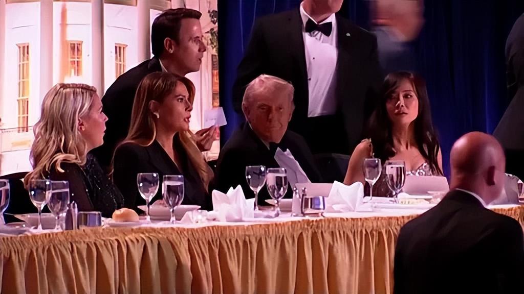 白宫晚宴枪击案之后，特朗普却在现场搞起了3亿美元的“直播带货”。
正常情况下，当