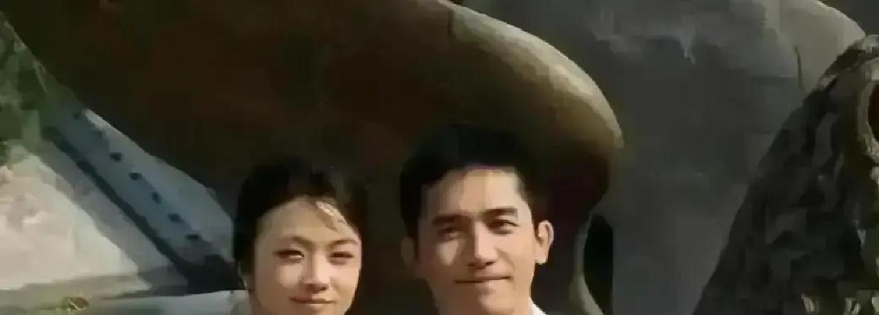 梁朝伟手指抖了半小时
 
拍《色戒》那年，亲密戏清场，演员像被扔进真空。梁朝伟收