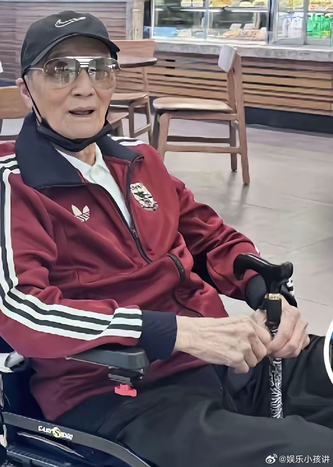 谢贤1年前就不认识人了可他就认识谢霆锋不是谢霆锋每个月花20万，而是每月抽空返港
