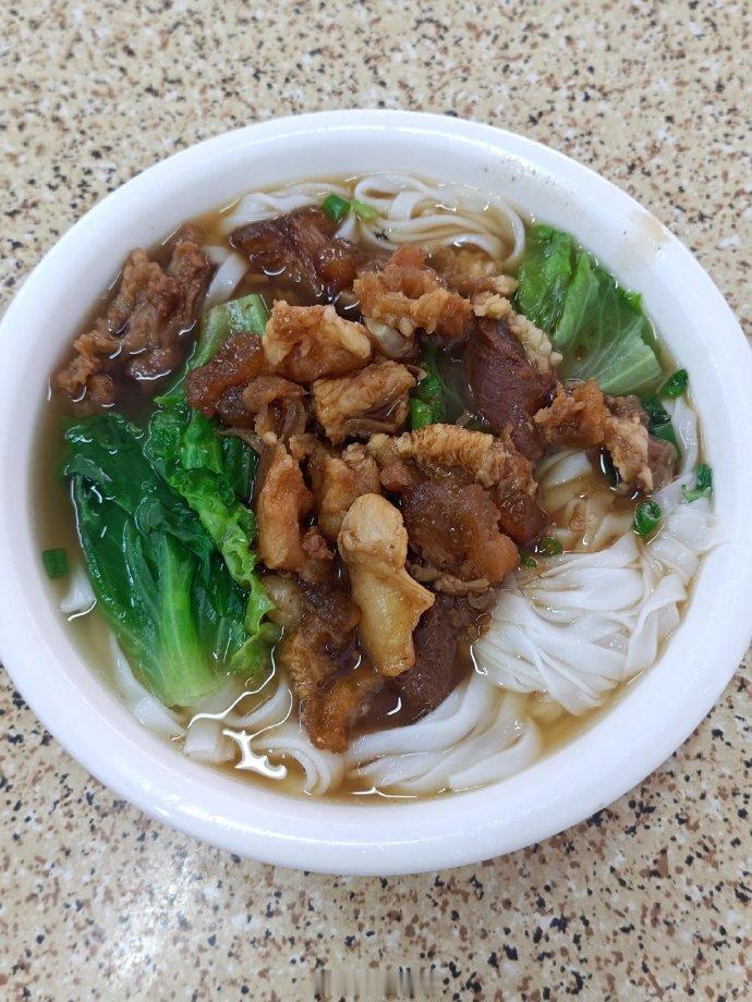 我只花了加油钱700元，五天假期都在家吃饭，就外面早餐吃了两回，仅消费19元。牛